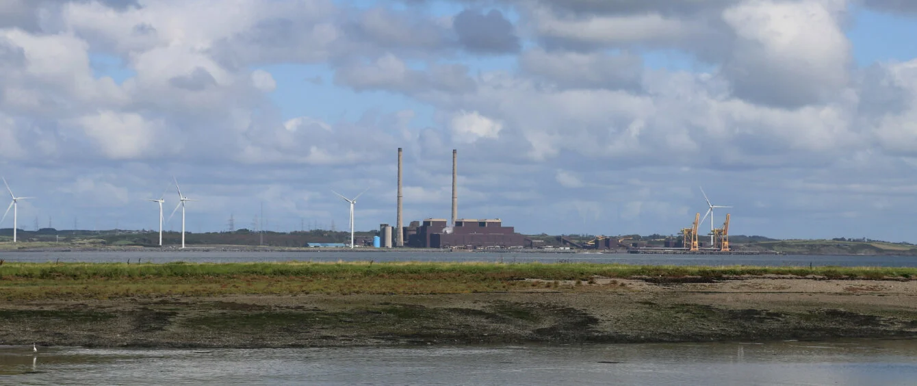 Foto, das das Kraftwerk Moneypoint in Irland zeigt