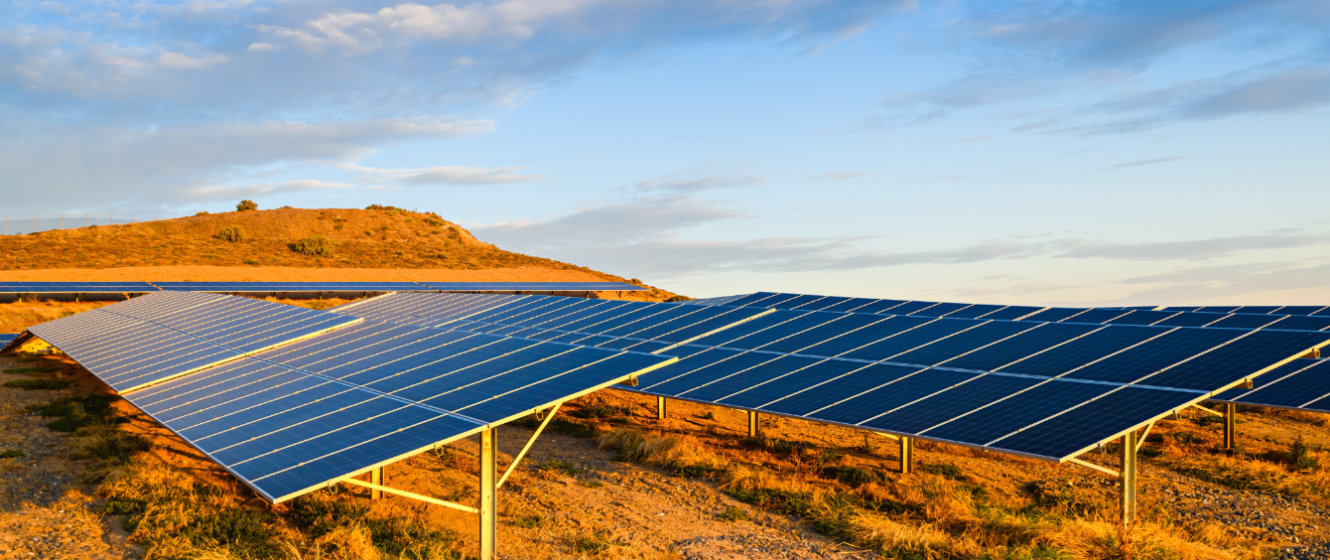 Solarpark in einer Wüste in Australien