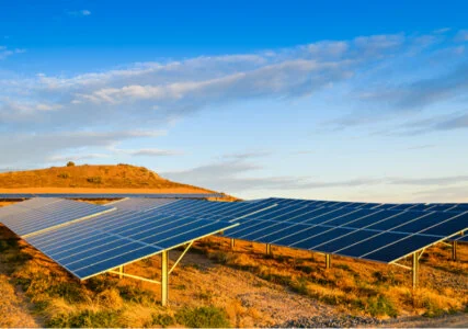 Solarpark in einer Wüste in Australien