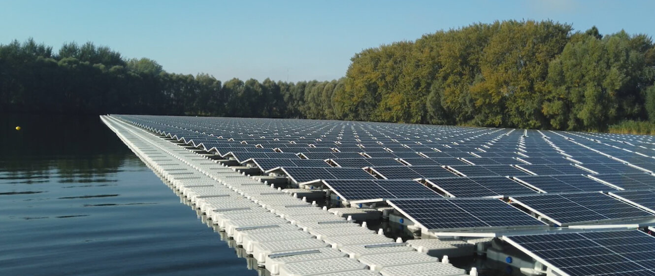 Die abgeschlossene Installation der treibenden Photovoltaik-Anlage im RWE-Kraftwerk in den Niederlanden