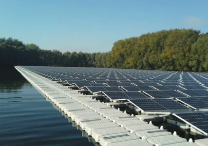 So entsteht ein schwimmender Solarpark