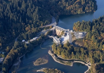 Mithilfe von Wasserdämmen wird in Kanada regenerativer Strom aus Wasserkraft erzeugt