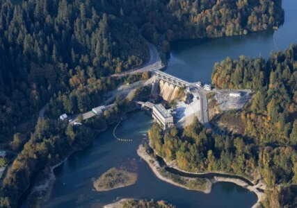 Mithilfe von Wasserdämmen wird in Kanada regenerativer Strom aus Wasserkraft erzeugt