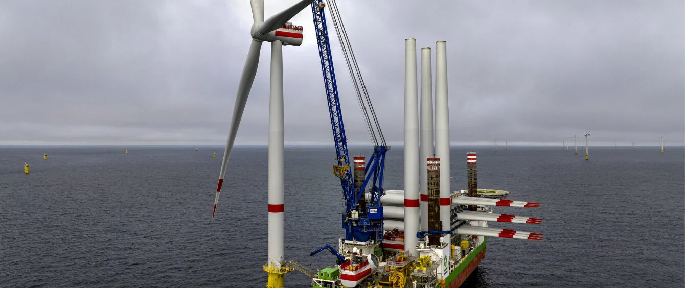 Die erste Turbine im Offshore RWE-Windpark Kaskasi in der Nordsee