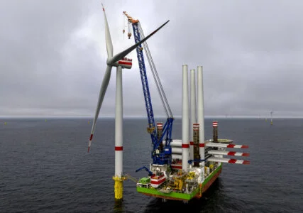 Die erste Turbine im Offshore RWE-Windpark Kaskasi in der Nordsee