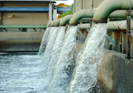 Deutsche Forschende haben eine Möglichkeit entdeckt, aus Abwasserhandlung mithilfe von Mikroorganismen Wasserstoff und Methan zu gewinnen