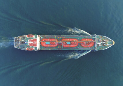 LNG-Frachtschiff auf dem offenen Meer