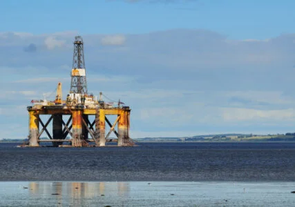 Ölplattformen in der offenen Nordsee vor der Küste Englands und Schottlands