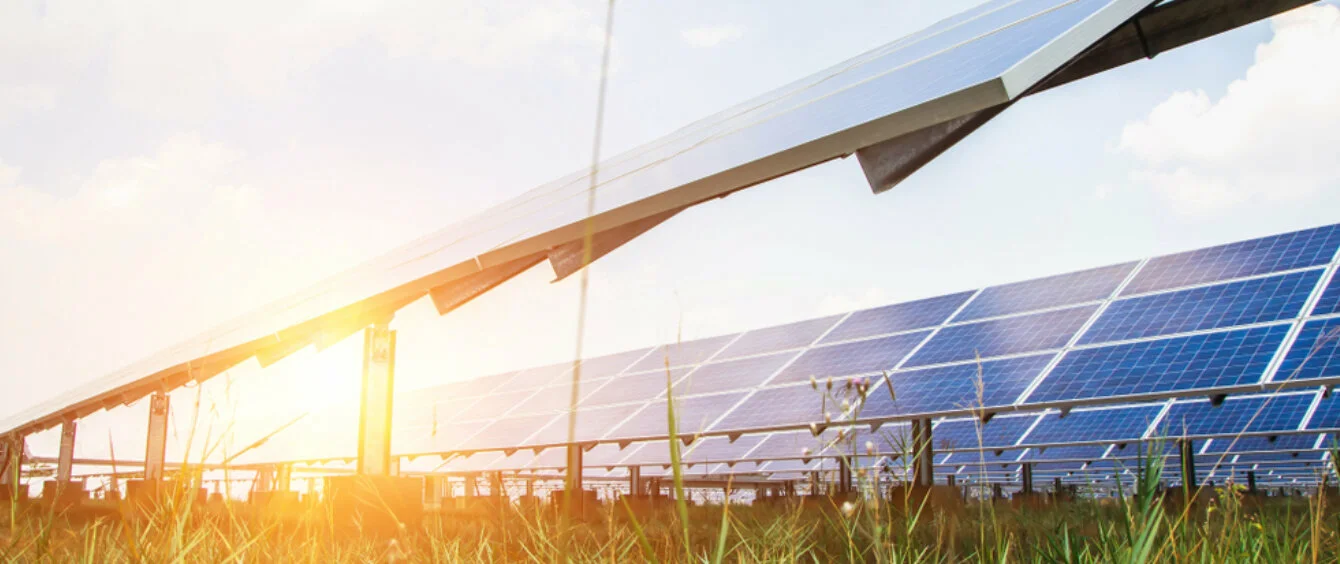 Dieses Foto zeigt Solarinstallationen auf einem sonnenreichen Feld