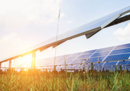 Dieses Foto zeigt Solarinstallationen auf einem sonnenreichen Feld