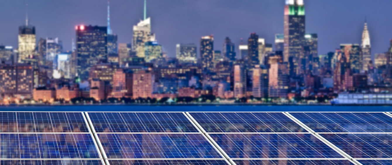 Solarpanels vor der Skyline von New York City