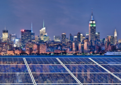 Solarpanels vor der Skyline von New York City