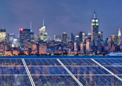 Solarpanels vor der Skyline von New York City