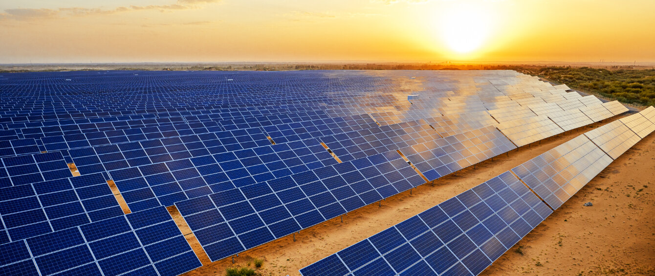 Solaranlage in der Wüste bei Sonnenaufgang