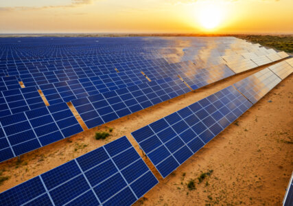 Solaranlage in der Wüste bei Sonnenaufgang