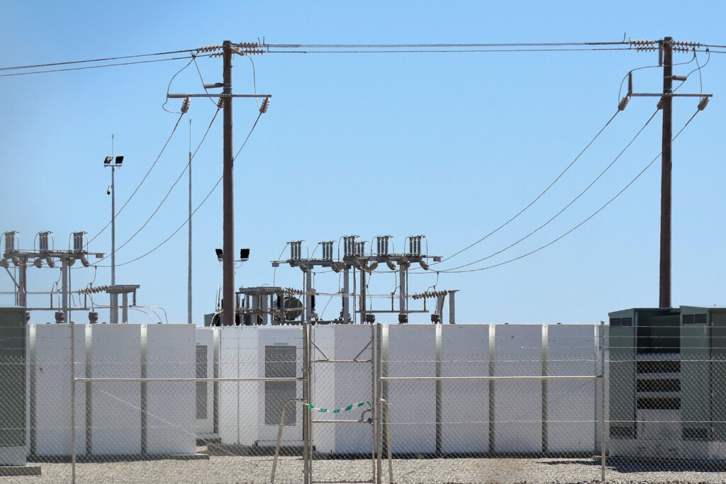 Batteriespeicher, der an eine Solar-Anlage angeschlossen ist __tester