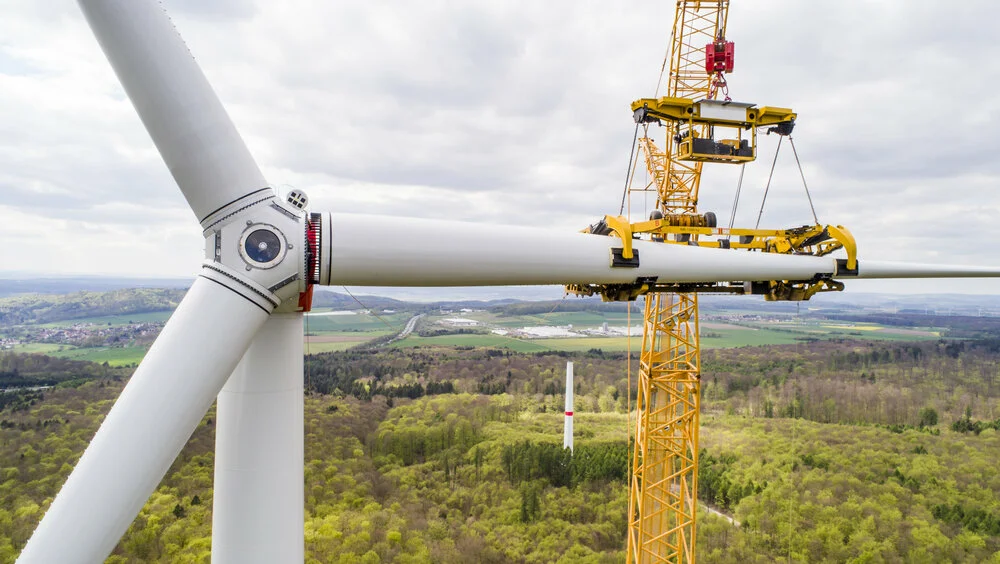 Luftbild einer im Bau befindlichen Windturbine