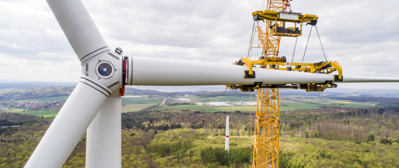 Luftbild einer im Bau befindlichen Windturbine