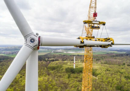 Luftbild einer im Bau befindlichen Windturbine