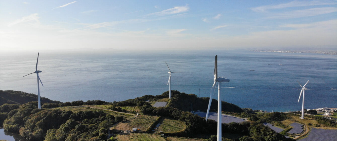 Windräder und eine Solarfarm an der Küste Nojima-Tokiwas in der japanischen Präfektur Hyogo