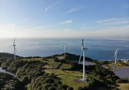 Windräder und eine Solarfarm an der Küste Nojima-Tokiwas in der japanischen Präfektur Hyogo