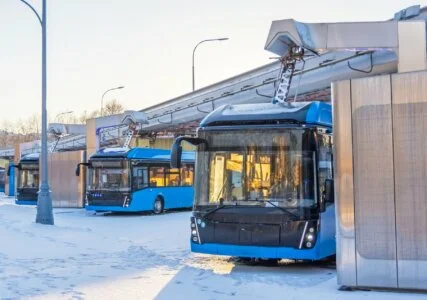 Elektrobusse an einer Ladestation