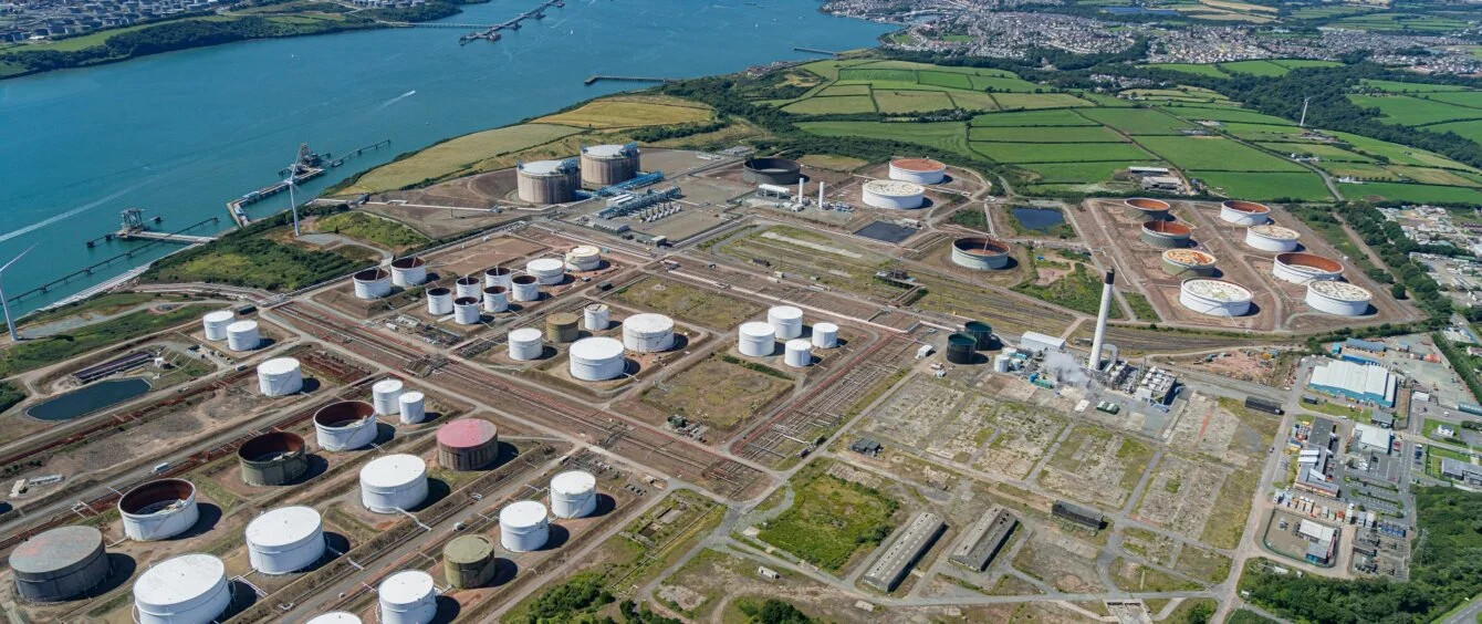 Pembroke Hafen mit Öl- und Gasterminals in Milford Haven