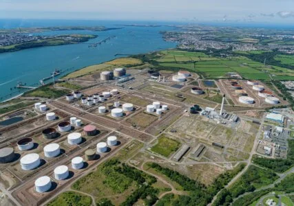 Pembroke Hafen mit Öl- und Gasterminals in Milford Haven