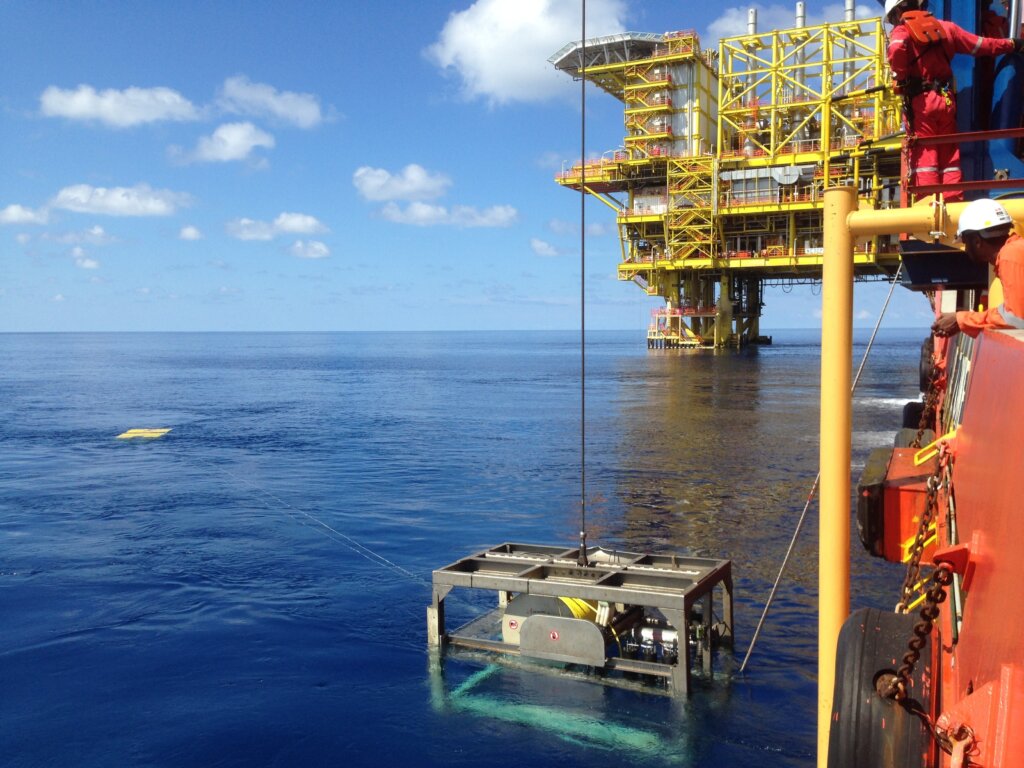 ein ROV wird zu Wasser gelassen, um mit der Unterwasserinspektion zu beginnen