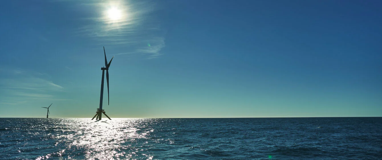 Ein schwimmendes Windrad im Meer bei Sonnenschein