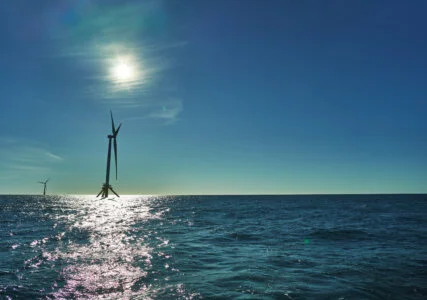 Ein schwimmendes Windrad im Meer bei Sonnenschein