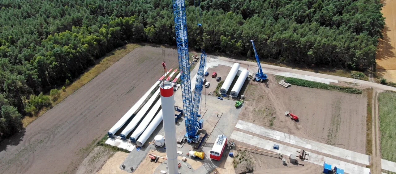 Aufbau einer Windkraftanlage in Evendorf