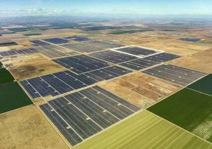 Eine große Fläche mit Photovoltaikanlagen im Great Valley