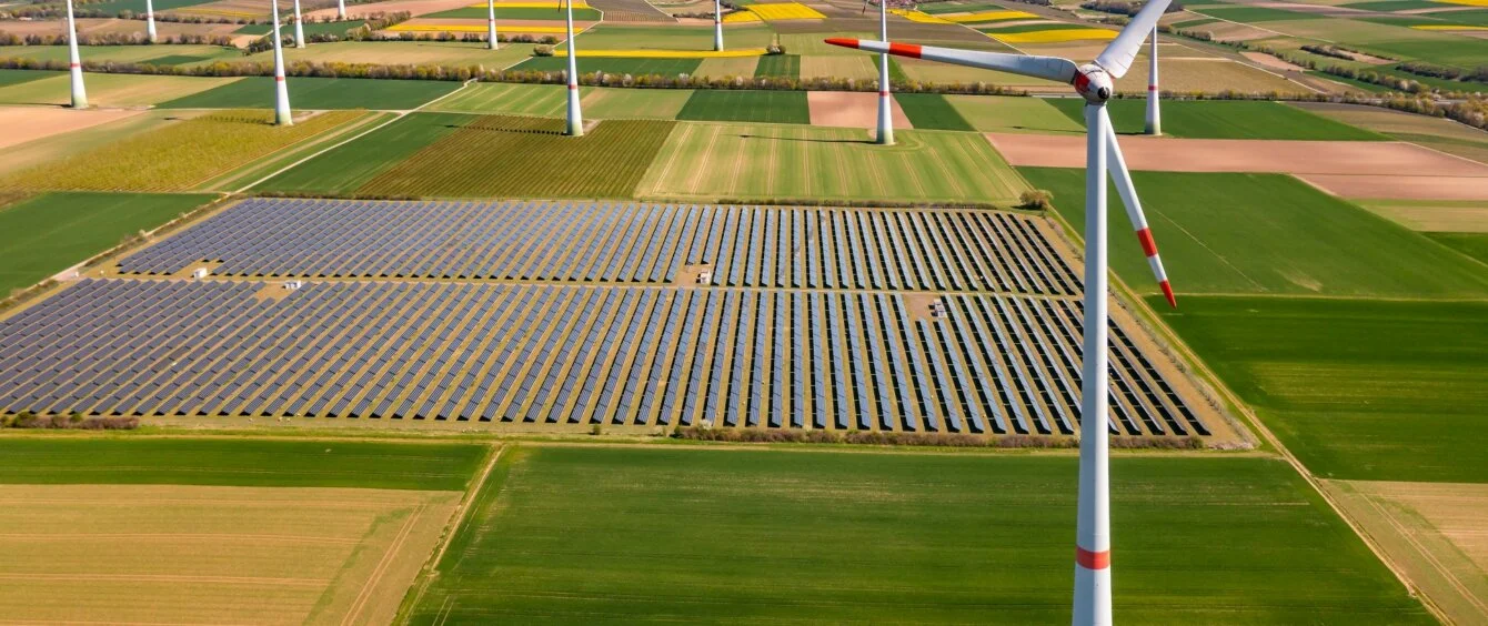 Luftbild der Ökostromerzeugung durch Freiland-Solarsysteme und Windkraftanlagen