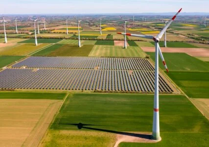 Luftbild der Ökostromerzeugung durch Freiland-Solarsysteme und Windkraftanlagen