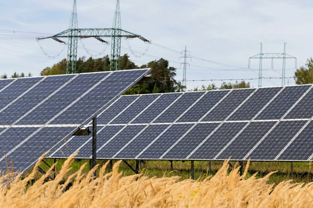 Solaranlagen und Strommasten