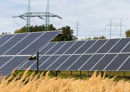 Solaranlagen und Strommasten
