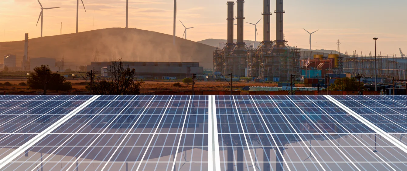 Solaranlagen und Windkraftanlagen an einem Kraftwerk