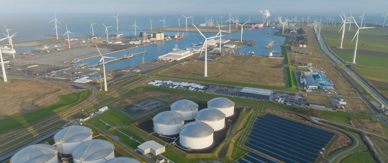Eemshaven Ölsilos und Windräder sowie Solarpanels