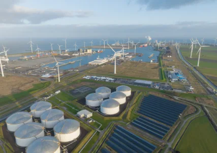 Eemshaven Ölsilos und Windräder sowie Solarpanels