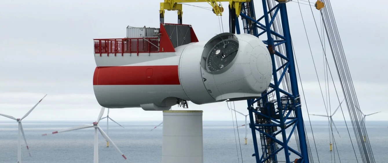 Die Installation eines Windrads im Offshore-Windpark Kaskasi