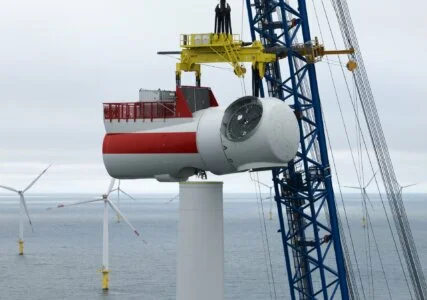 Die Installation eines Windrads im Offshore-Windpark Kaskasi