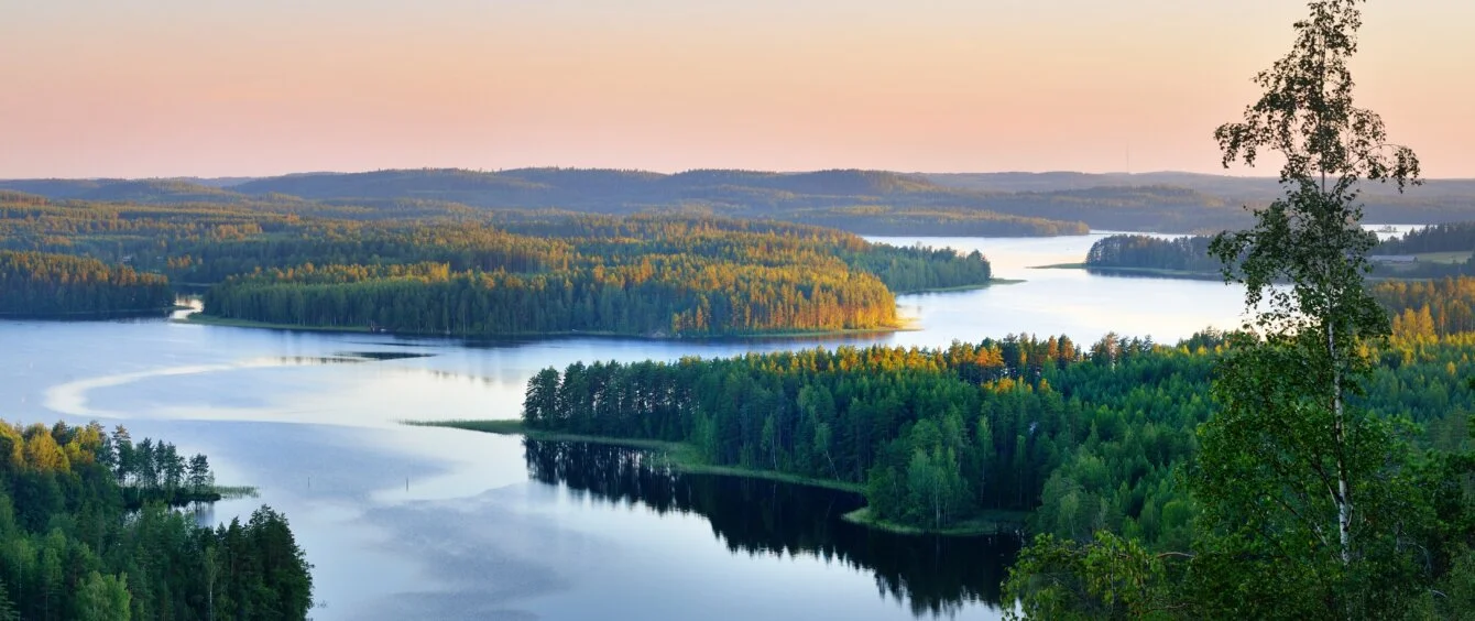Ein Luftbild des Saimaa-Sees in Finnland.