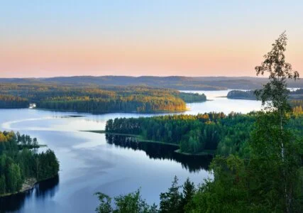 Ein Luftbild des Saimaa-Sees in Finnland.