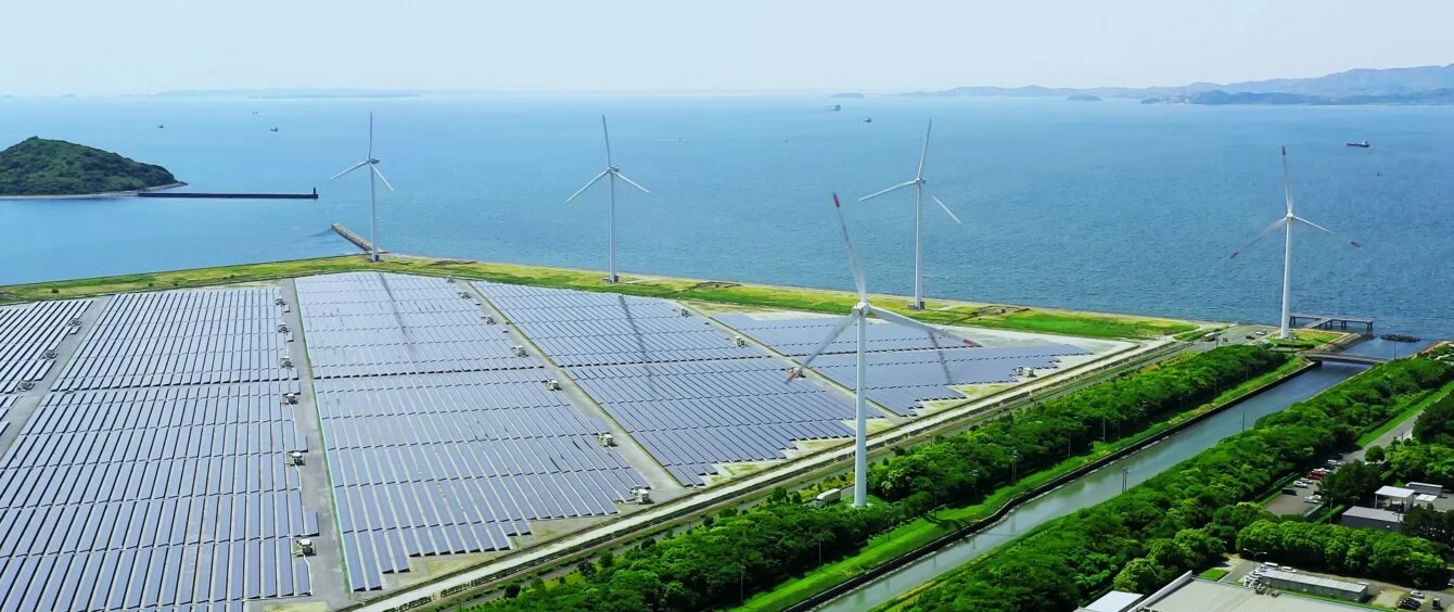 Solarfarm und Windräder