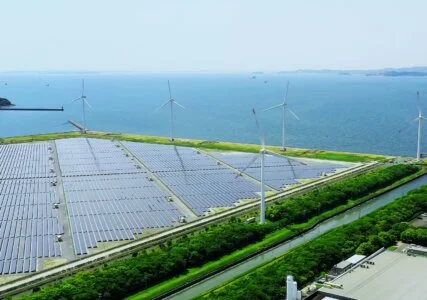 Solarfarm und Windräder