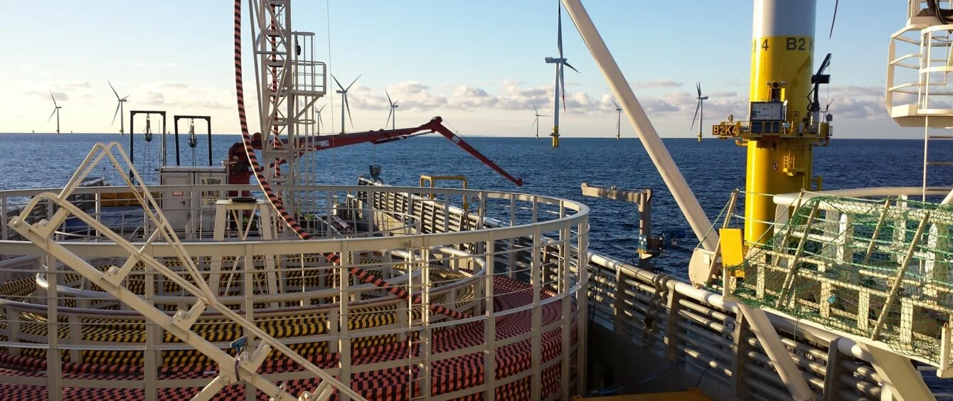 Kabelverlegeschiff verlegt Kabel auf See in einem Windpark