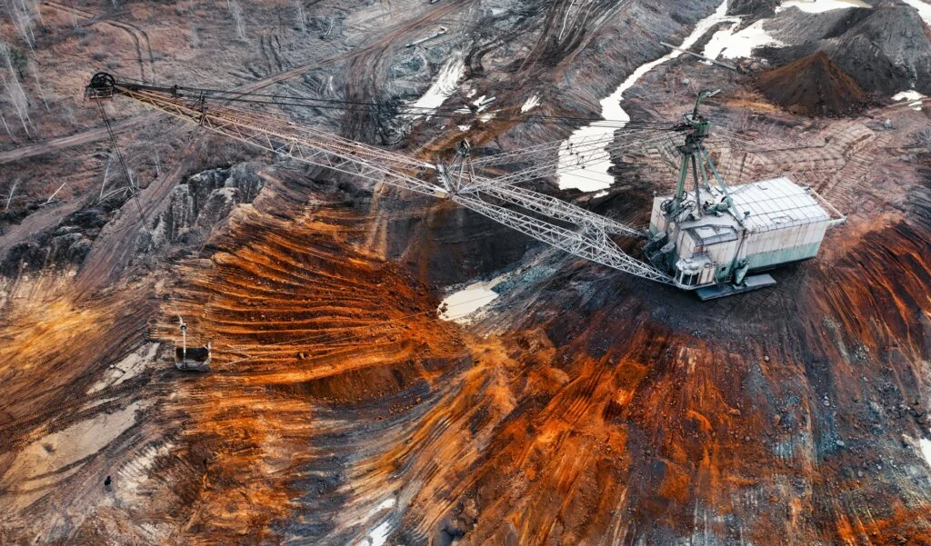 Die Förderung seltener Metalle an der Erdoberfläche mithilfe schweren Geräts __tester