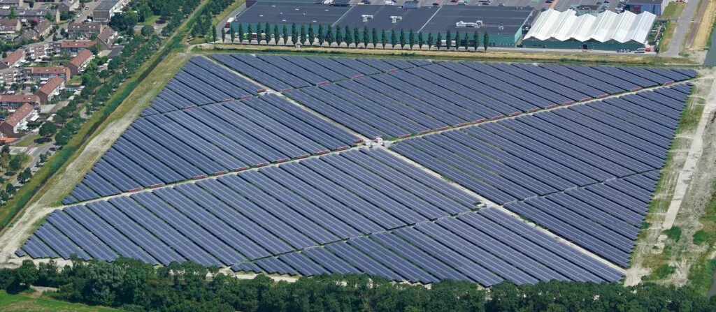 Luftaufnahme des Solarparks De Mortiere