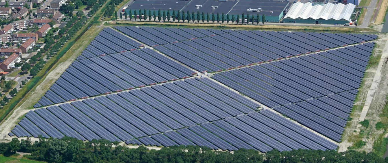 Luftaufnahme des Solarparks De Mortiere